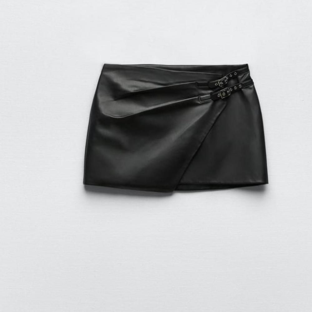 ZARA BLACK FAUX LEATHER MINI SKIRT WITH SLIT * NEW *